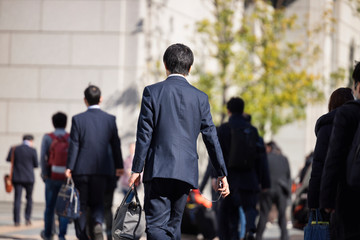 Fototapeta premium 横断歩道を渡るビジネスマン