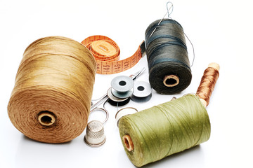 uniformity of twist, uniform thickness of the yarn, resistance to abrasion, no tears and knots in the reel, color fastness