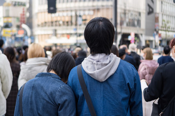 渋谷スクランブル交差点のカップルの後ろ姿
