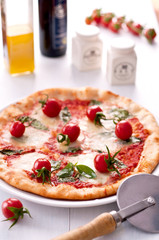 pizza z mozarella i pomidorkami 