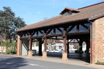 La halle de Ronshausen à Genas, halle du marché inaugurée en 1987 - ville de Genas - Département du Rhône - France