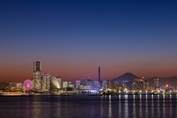 Fototapeta premium 横浜市鶴見区大黒大橋からみなとみらい夕景