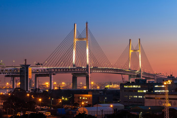 Obraz premium 横浜市鶴見区大黒大橋からベイブリッジ夕景