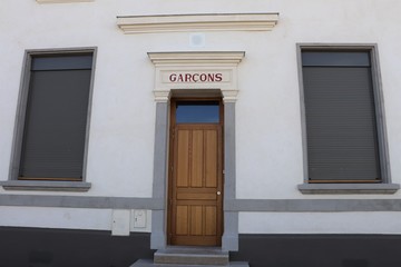 Groupe scolaire et école primaire Joanny Collomb à Genas, ancienne école publique non mixte inaugurée en 1902 - ville de Genas - Département du Rhône - France - Vue de l'extérieur