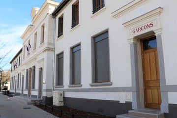 Groupe scolaire et école primaire Joanny Collomb à Genas, ancienne école publique non mixte inaugurée en 1902 - ville de Genas - Département du Rhône - France - Vue de l'extérieur