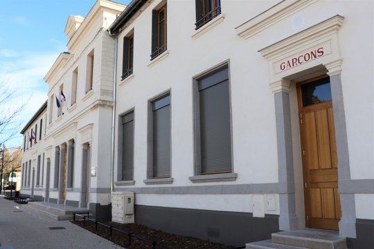Groupe scolaire et école primaire Joanny Collomb à Genas, ancienne école publique non mixte inaugurée en 1902 - ville de Genas - Département du Rhône - France - Vue de l'extérieur