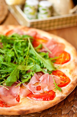 pizza z pomidorami i szynka parmenska 