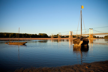 Fototapeta na wymiar Bord de Loire et gabare en Anjou, France.