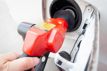 ガソリンスタンドで車に給油するイメージ