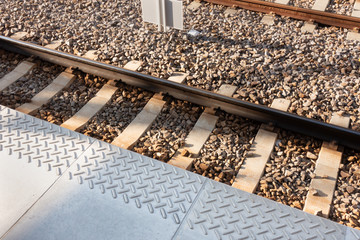 駅のホームと線路の写真