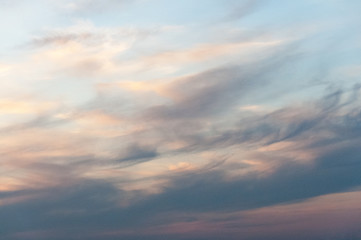 Arrière-plan texture ciel bleu et nuages coloré gris rose