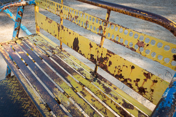 安全性に問題があり、撤去が進む箱型ブランコの写真