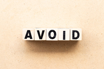 Obraz premium Letter block in word avoid on wood background