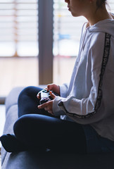 ゲーム　コントローラー　eスポーツ　5G　テクノロジー　巣ごもり　無線　自宅　遊ぶ　人物　手　女性