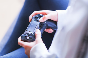 ゲーム　コントローラー　eスポーツ　5G　テクノロジー　巣ごもり　無線　自宅　遊ぶ　人物　手　女性 © show999