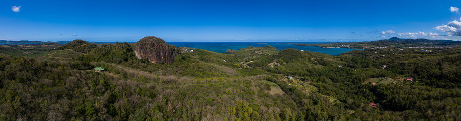 Fototapeta na wymiar Vue aérienne panoramique du rocher Leclerc, au François en Martinique