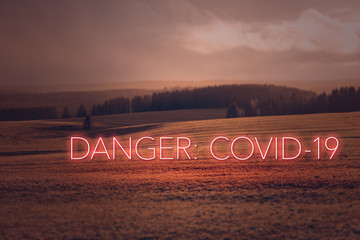 Landschaft Leuchtschrift Neon rot Danger Covid-19