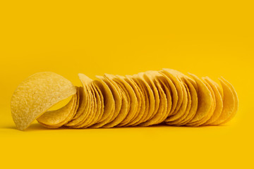 Patatas fritas sobre fondo amarillo liso y aislado brillante. Vista de frente. Copy space