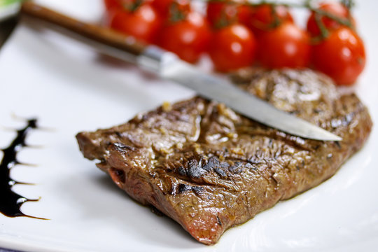 steak de boeuf grill&eacute; et tomates cerises