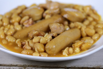 assiette de cassoulet sur une table en bois