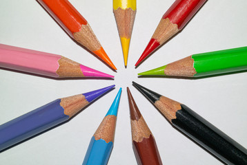 Naklejka premium an array of colored pencils in a round shape