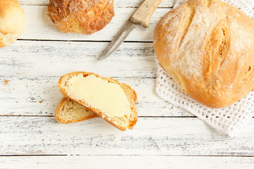 frisches Butterbrot Brot Scheibe Tisch Brett Overhead Top View