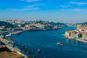 Fototapeta na wymiar Visão do rio Douro, barcos e teleférico na cidade do Porto e Gaia