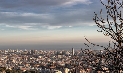 MIradouro famoso com vista de cima para a cidade de Barcelona, com visão para a cidade e o mar