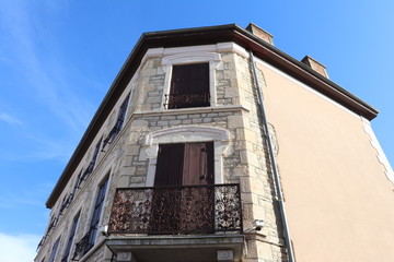 Obraz premium Maison typique à Genas - ville de Genas - Département du Rhône - France - Vue de la facade