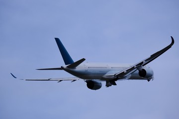 Avión azul y blanco despegando