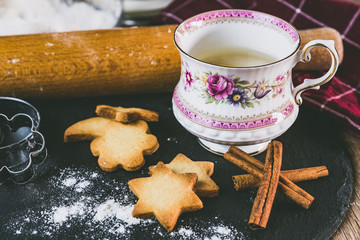 Thé au citron dans une tasse en porcelaine vintage et biscuits sablés à la cannelle