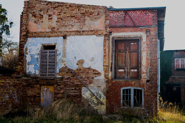 Fototapeta na wymiar dilapidated dwelling