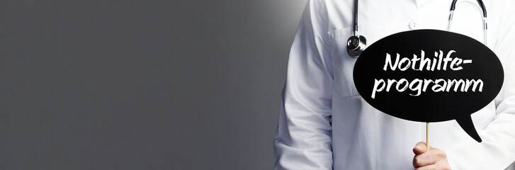 Nothilfeprogramm. Arzt im Kittel hält Sprechblase hoch. Das Wort Nothilfeprogramm steht im Schild....