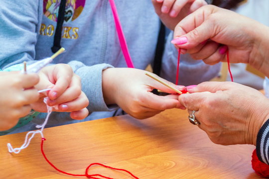 a master class on the manufacture of toys from woolen yarn.