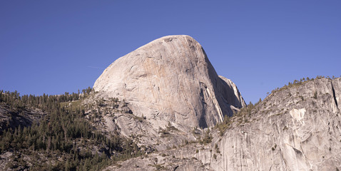 Montañas y cielo azul en Yosemite 