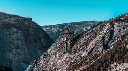 Montañas y cielo azul en Yosemite 