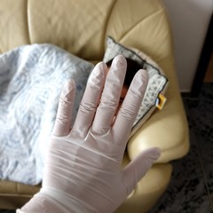 Arbeiten Sie mit sterilen Handschuhen