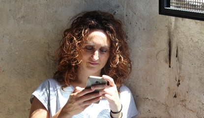 Ragazza con il suo smartphone