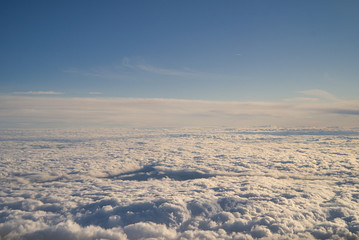 Fototapeta na wymiar Wolkendecke, über den Wolken mit blauem Himmel fliegen