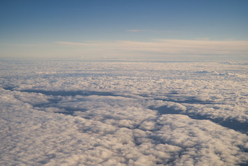 Wolkendecke, über den Wolken mit blauem Himmel fliegen
