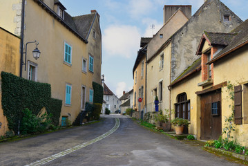 Fototapeta na wymiar Rue de la Motte Coquet à Verneuil-en-Bourbonnais (03500), département de l'Allier en région Auvergne-Rhône-Alpes, France