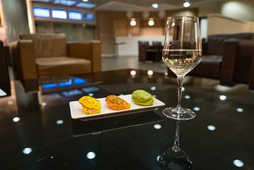 Fingerfood, belegte Brötchen und ein Glas Champagner in gehobener Atmosphäre und Business Lounge