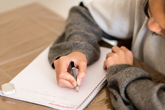 Enfant faisant ses devoirs &agrave; la maison