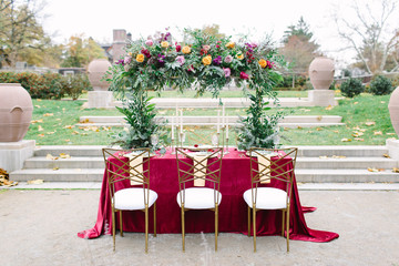 beautiful stationary flowers and wedding table in Mellon Park Pittsburgh Pa