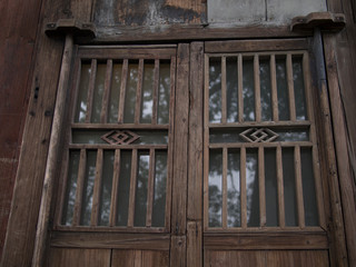 木造の扉　木造の門　伝統建築　中国　鳥鎮　土壁　古い建物　歴史