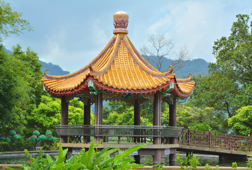 Obraz premium Pavilion over pond in Kek Lok Si temple garden