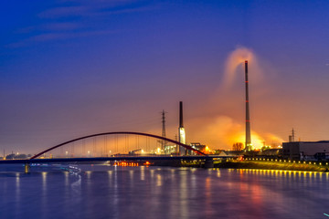 Obraz premium Brücke, Industrie und Abstich in Duisburg Hochfeld