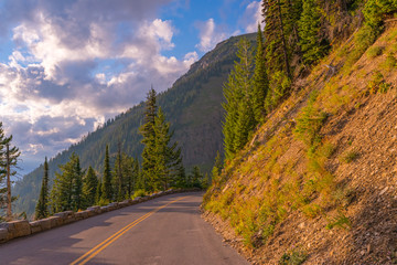 Naklejka premium Going to the Sun Road in the Mountains
