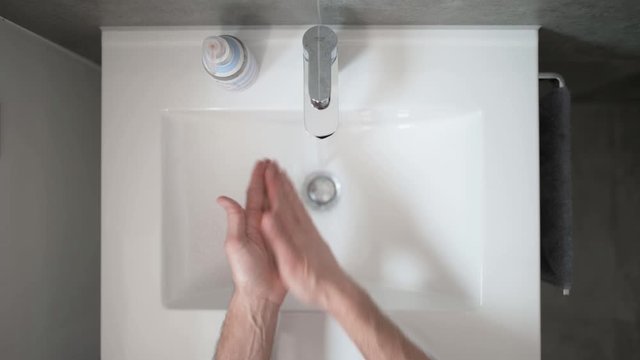 Mann w&auml;scht seine H&auml;nde um Virusinfektion vorzubeugen