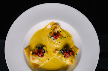 Raviolli pasta with shrimps, salmon and curry sauce